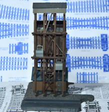 Walthers 931-910 HO/OO Bekohlungsturm Fertig Plastikbausatz. 16x15x22cm hoch.