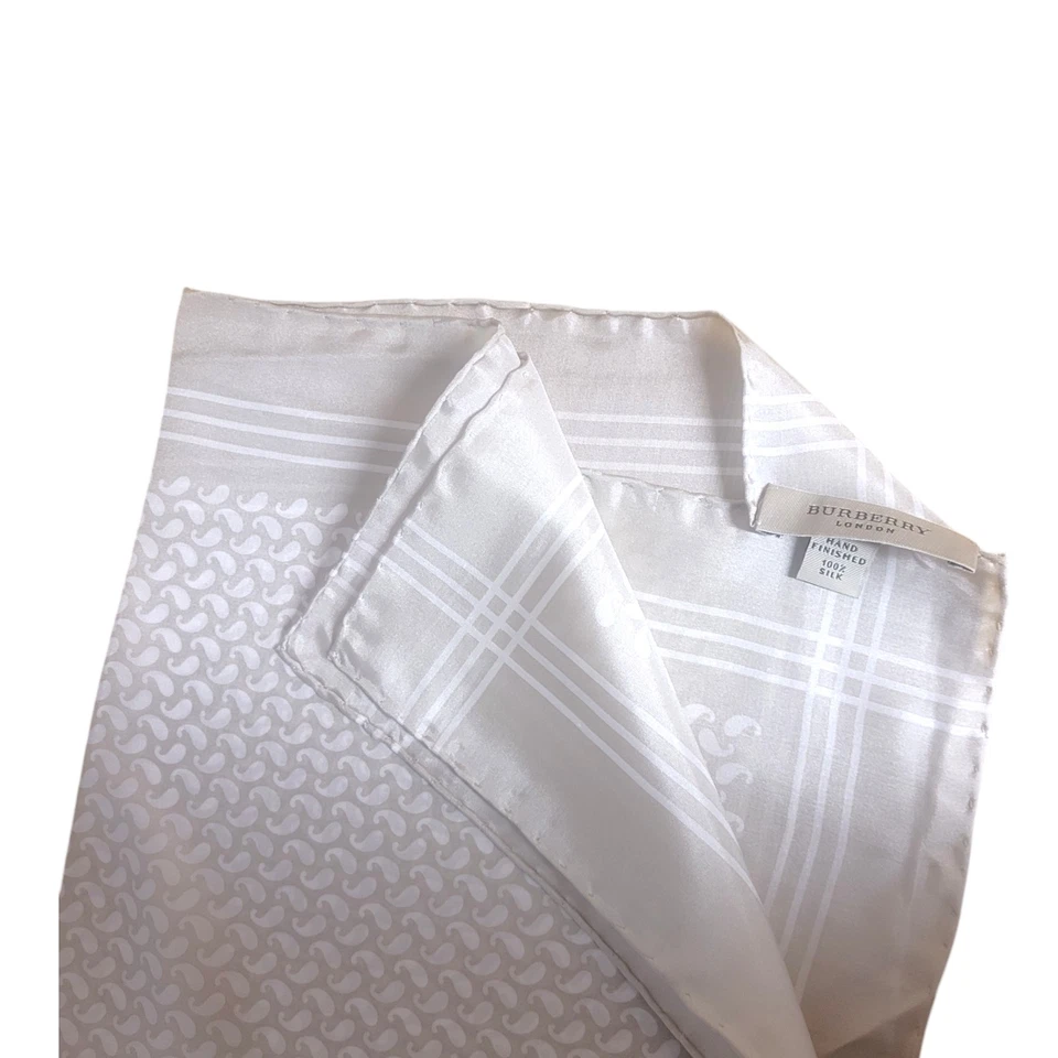 Burberry Beige Sólido Mini Paisley y Borde Seda Bolsillo Cuadrado/Bolso Dije Foto 3 de 4