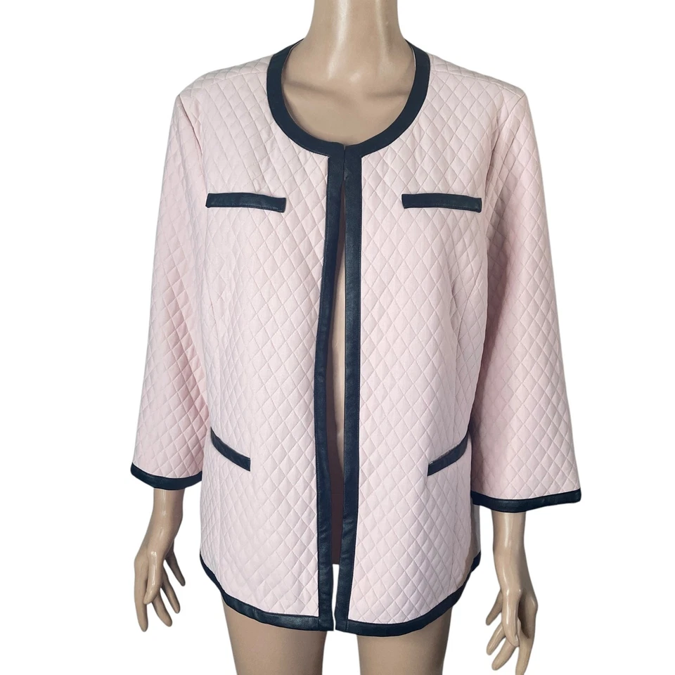 Chaqueta acolchada Joan Rivers para mujer grande rosa imitación cuero ribete negro  Foto 3 de 4