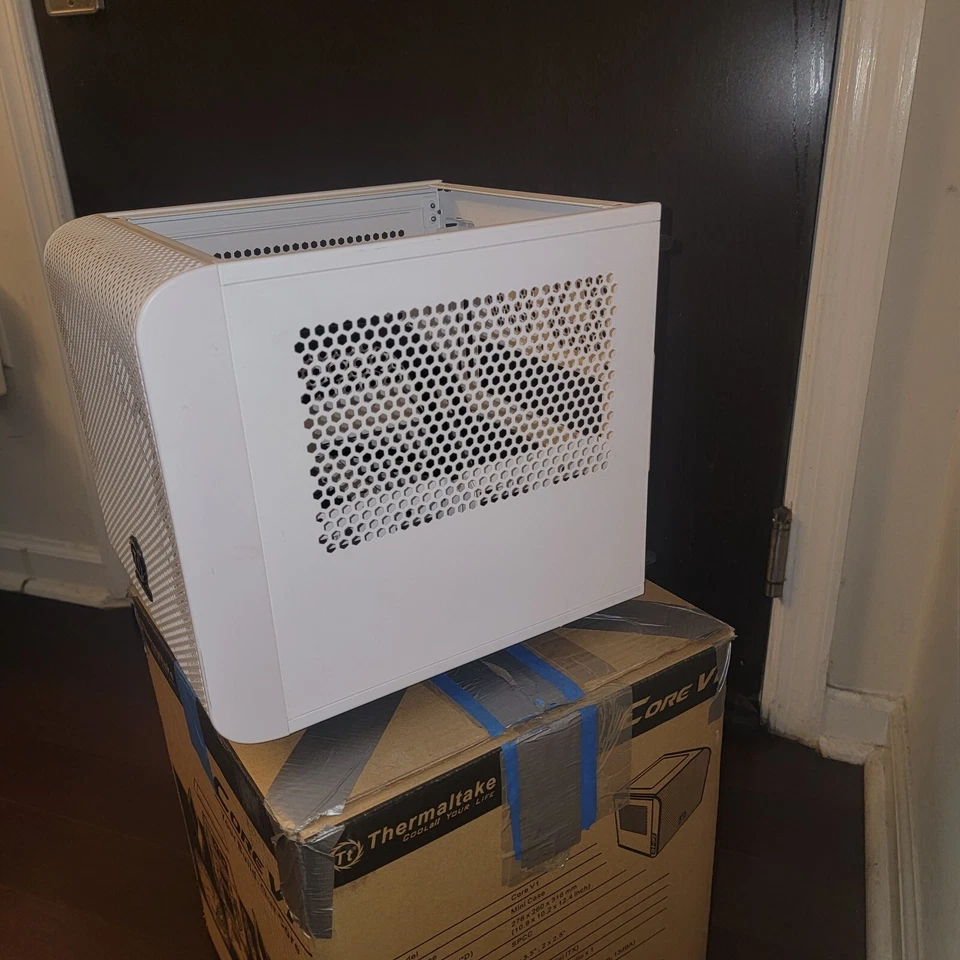 Thermaltake Core V1 w/ H60 CPU Cooler -  Snow Edition Mini ITX Chassis White - Image 4 of 4