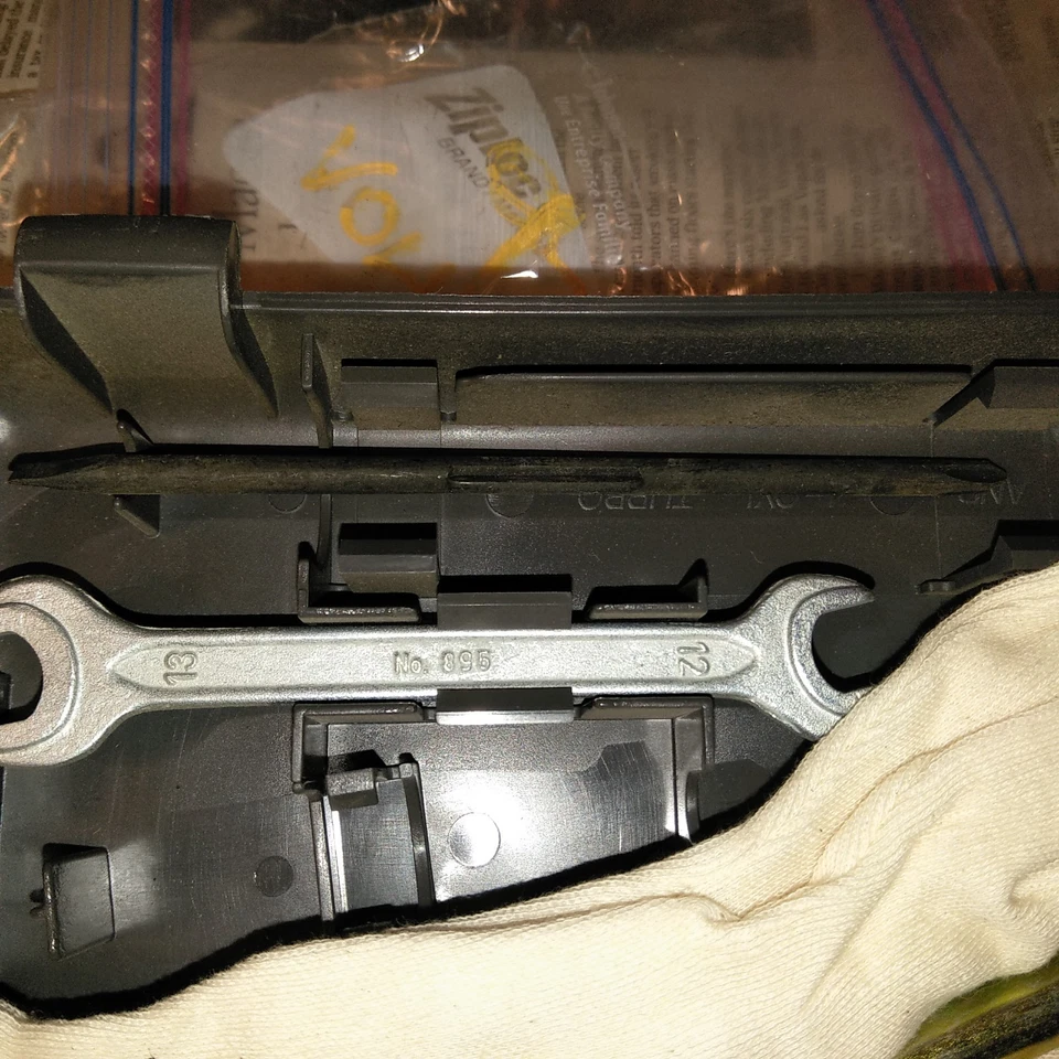 92 Volvo 740 2,3 л без турбонаддува OEM набор инструментов для установки на багажник в сборе ХОРОШИЙ! aoh01269 - Изображение 3 из 3