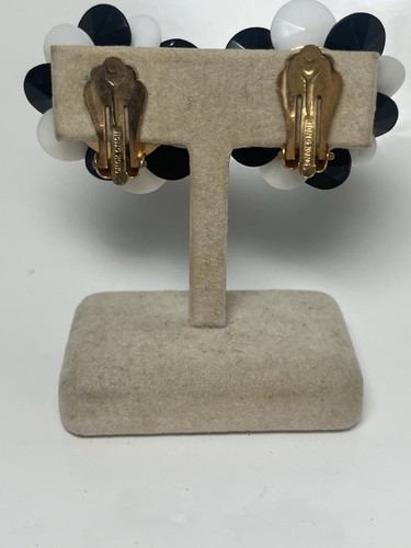 Vintage Black and White Cluster Acrylic Beaded Clip-on Earrings Made in Japan - Picture 4 of 5