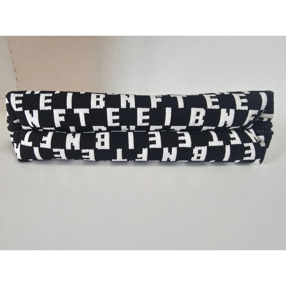 Bolsa de cosméticos Benefit Cosmetics negra blanca tejida con monograma - Material reciclado Foto 3 de 4