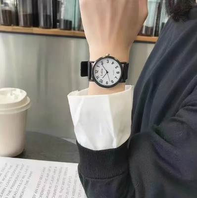 A simple, fashionable and compact silver chain dial watch with a high level of
