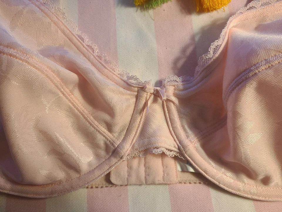 Sujetador rosa de encaje sin relleno Bestform con cable 38D usado en excelente estado Foto 4 de 4