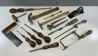 COLLECTION OF 15 VINTAGE CARPENTERS WOODWORKING TOOLS