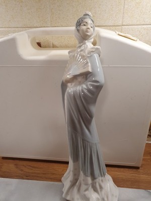 Große Lladro Nao Dame mit Schal und Fächer H31 cm x B12 cm sehr guter Zustand