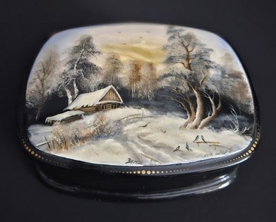 Fedoskino Russian Hand Painted MOP Lacquer Trinket Box Outdoor Cabin Scene 