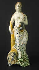 Una prima figura in perle Staffordshire di una fanciulla con una Cornucopia c1790-1810