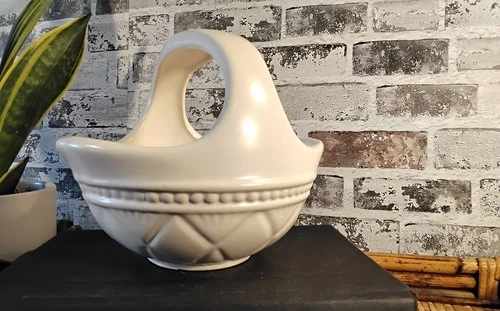 VINTAGE HULL CERAMIC IVORY GLAZED FLOWER BASKET W/ HANDLE  F24