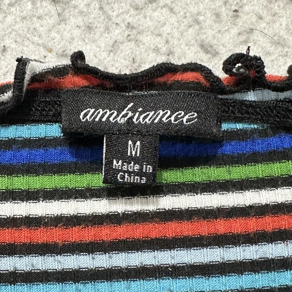 Camiseta corta mediana Ambiance para mujer a rayas arco iris con botones borde delantero con volantes Foto 3 de 4