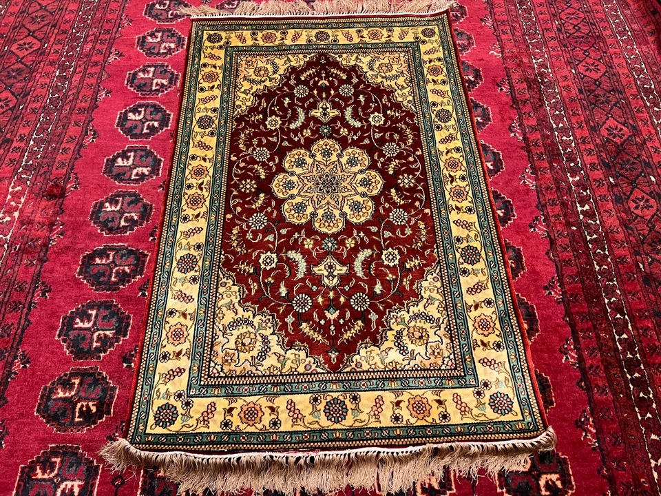 收藏家物品复古令人惊叹的天然丝绸花卉图案土耳其地毯 — 第 3/4 张图片