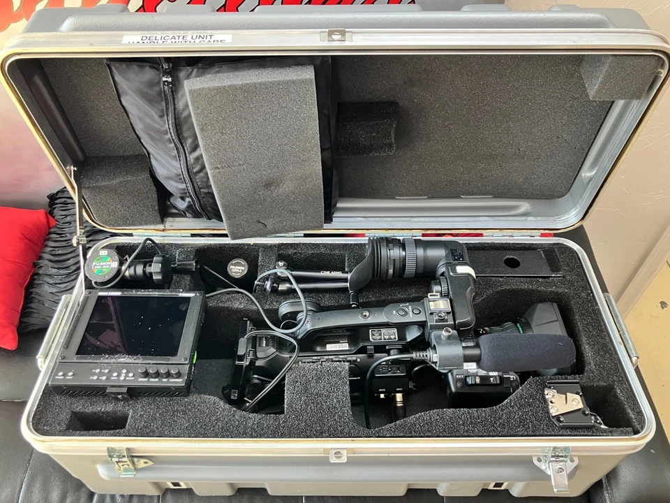 JVC GY-HM700CHU HD Camcorder w/ Fujinon TV Zoom Lens JVC Pro HD Hard Case - Image 3 of 4