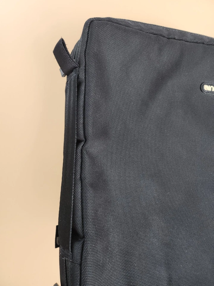 Incase 软垫保护壳 适合平板电脑或 iPad (9.7" 对角线) 黑色纹理保护套 拉链 — 第 2/4 张图片