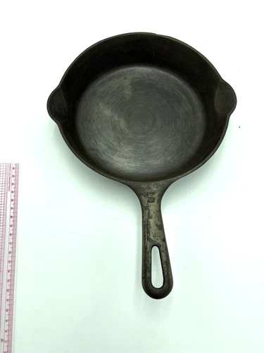 Vintage Cast Iron Griswold Skillet #5 724 ERIE PA Small Block Logo Dbl Spout