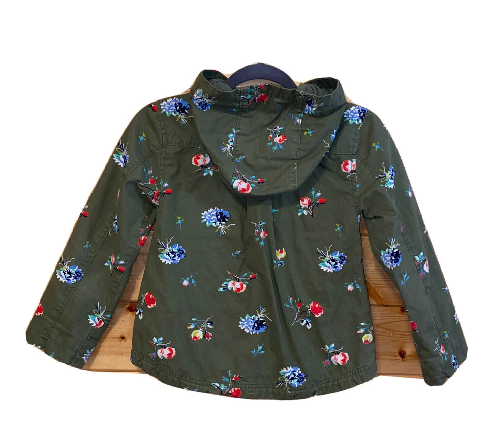 Jaqueta floral verde oliva marca infantil tamanho M GAP feminina com capuz zíper frontal - Imagem 2 de 4