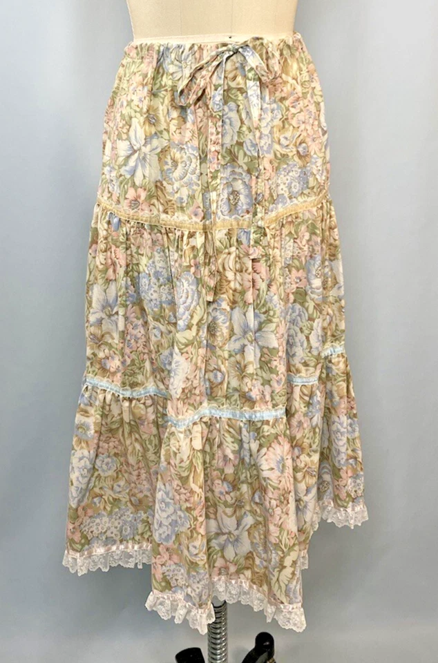 Falda Vintage TALLA PEQUEÑA Floral Boho Cottage Cordón Años 70 Encaje Pradera Foto 3 de 4