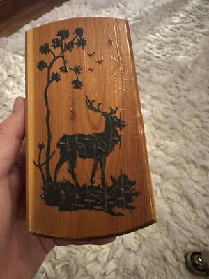 Holz (Zeder?) Rechteckige Schmuckschatulle. Elch Hirsch Hirsch. Vintage. Klappdeckel