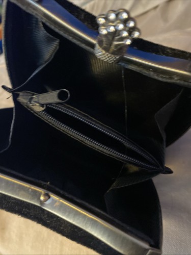 Borsa/frizione in velluto/velour nero con perline della collezione Ermo accento ottone - Foto 11 di 12