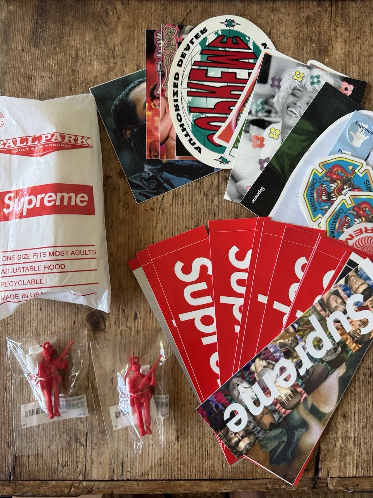 Énorme lot d'accessoires et d'autocollants Supreme
