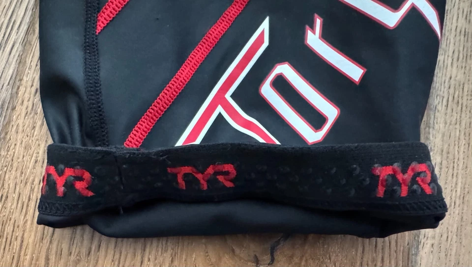 TYR Masculino XS Preto Vermelho TORQUE PRO Zíper Traseiro Curto John Swimskin Fabricado nos EUA Nova Caixa - Imagem 4 de 4