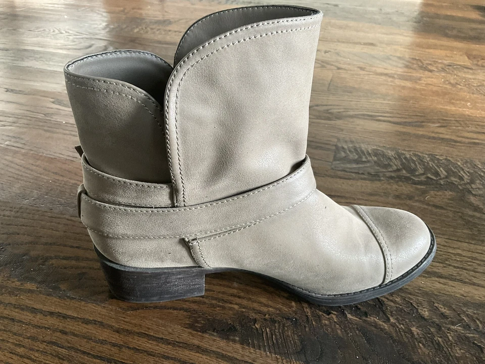 Botas femininas Rocket Dog 9 botas de tornozelo bege camurça salto bloco fivela casual - Imagem 4 de 4