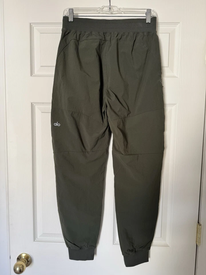 Pantalones deportivos Alo Co-Op para hombre pequeños verdes oliva Foto 3 de 4