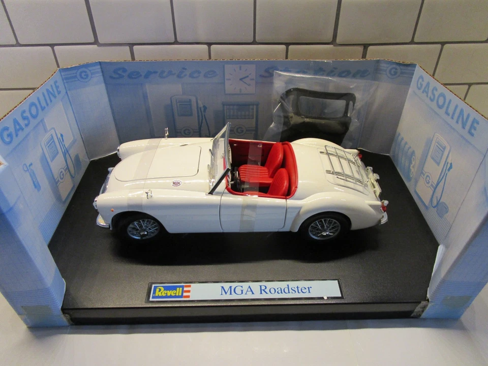REVELL 1.18 MGA ROADSTER (08455) WHITE /FACTORY STRAPS ATTACHED STUNNING - Image 2 of 4