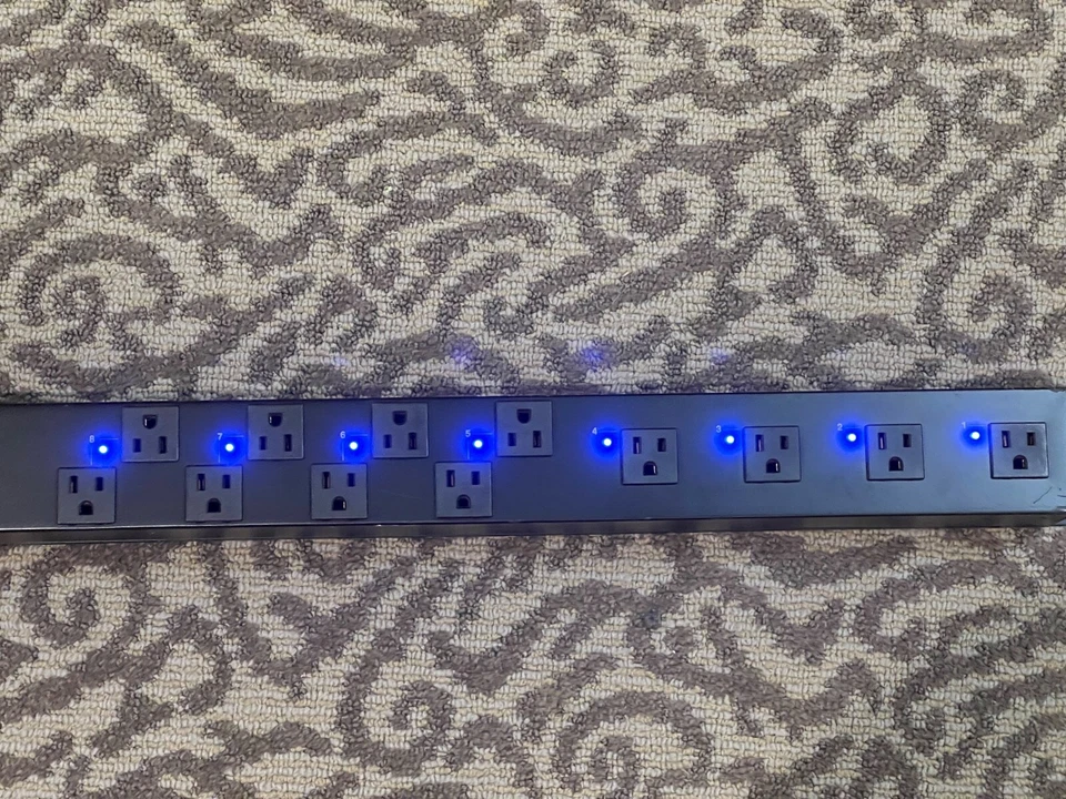 Acondicionador de alimentación vertical de montaje en rack Panamax VT4315-PRO con control IP Foto 4 de 4