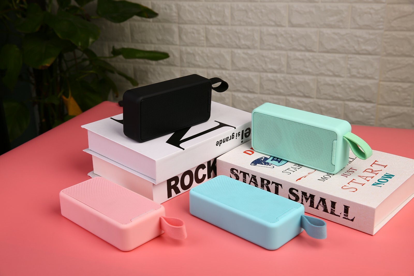 Portable Bluetooth Speaker for Outdoor Parties Yoga Music and FM Radio-image