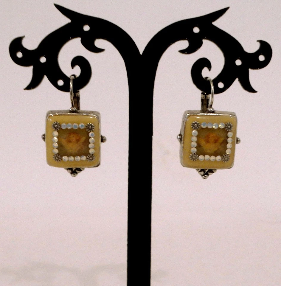 Gas bijoux St-Tropez. Boucles d'oreilles dormeuses carrées à décor d'angelots - Photo 1/4