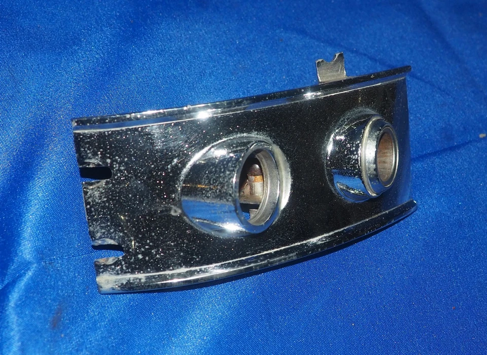 1953 Cadillac Series 62 Coupe painel interruptor botão moldura acabamento cromado fabricante de equipamento original - Imagem 3 de 4