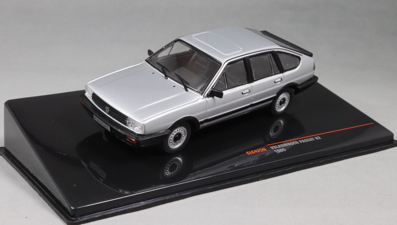 IXO Volkswagen VW Passat B2 in Silver 1985 CLC425N 1/43 NEW