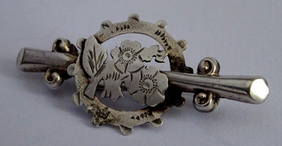 Fabulous antique fully hallmarked solid sterling silver brooch, 1922