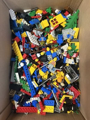 Vintage LEGO Bulk Lot 1kg Mixed Bricks & Minifigures Pirates Space Castle Town - Image 1 of 3