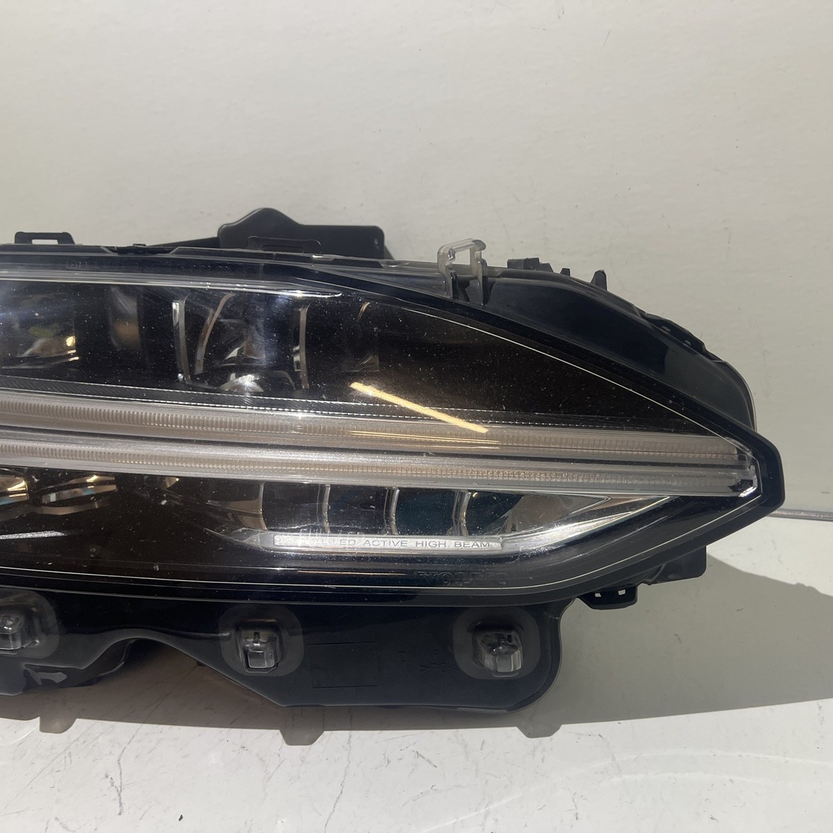 2019 Volvo S90 RH Passenger side LED Active P/N 31434663-RH