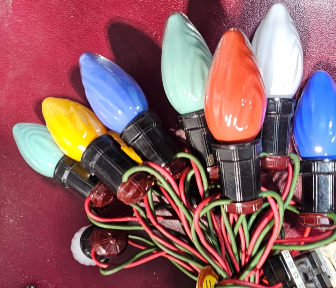 Vintage NOMA Christmas 7 Light C-9  inside paint, swirl flame GE Bulb