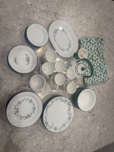 Service de vaisselle Corelle Kyoto à motif de feuilles, 16 pièces