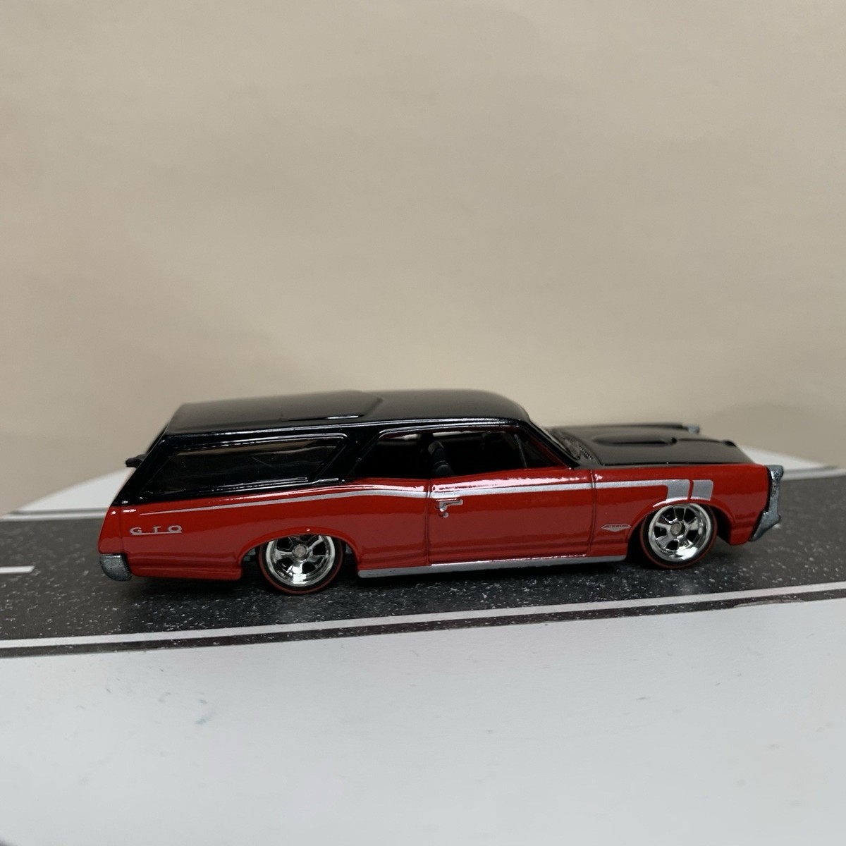 2011 Hot Wheels Boulevard Big Hits '66 Pontiac GTO Wagon Red/Black