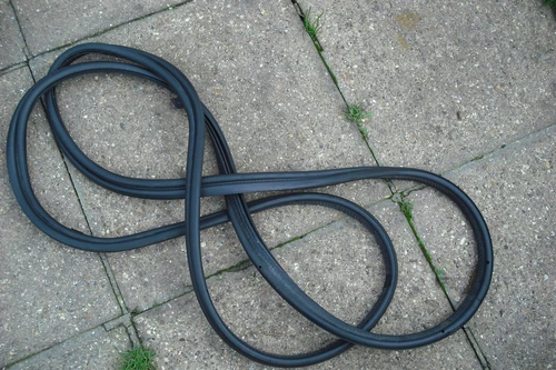 A GENUINE BMW E60  5 SERIES  SALOON RUBBER BOOT WEATHER SEAL