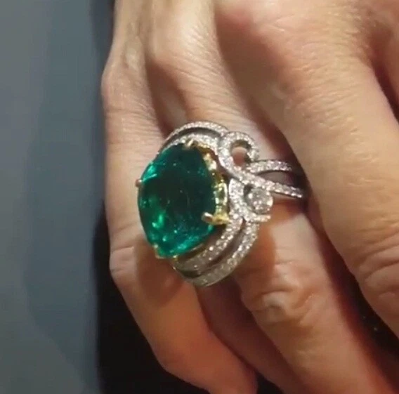 Stunning Colombian Green Cushion Cut 15.04CT Emerald With CZ Accents Unique Ring - Image 2 of 4