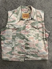 Limited Edition Levi’sLevis trucker L wash Pink Camo jean denim vest Women’s M