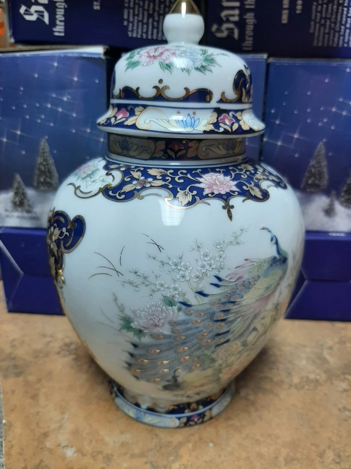 Vintage Toyo Vase Gold Blue Peacock Vase Made in Japan Beautiful Collectible - Image 4 of 4