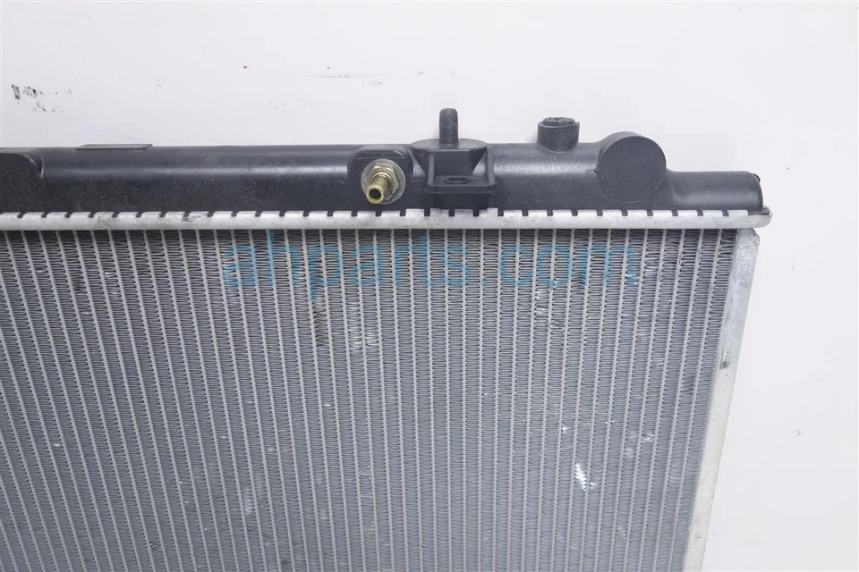 Radiador Infiniti I30 1996-1999 transmisión automática 21460-1L015 Foto 3 de 4