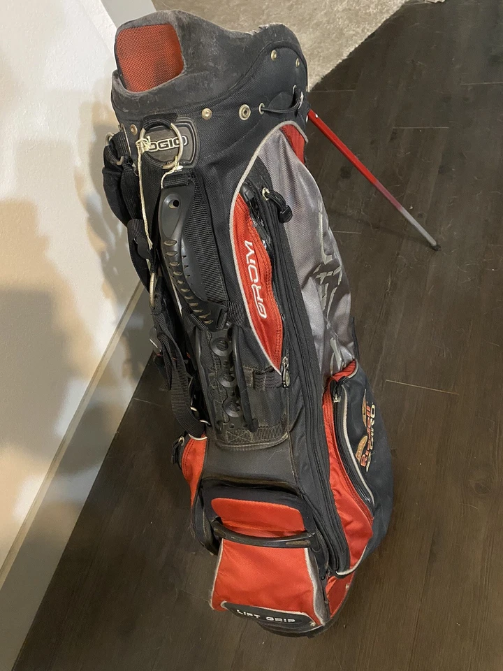 Bolsa de golf con divisor de 8 vías OGIO Grom Stand Carry negra, roja y gris con logotipos Foto 3 de 4