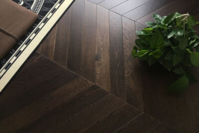 Parkett Eiche Chevron kaffeegebeizt Ingenieurboden 18 mm SR1807 Muster