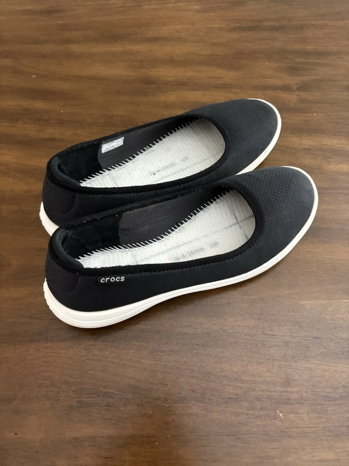 Zapatos sin cordones Crocs para mujer talla 10 negros usados en excelente estado informales viajes a la playa  Foto 2 de 4