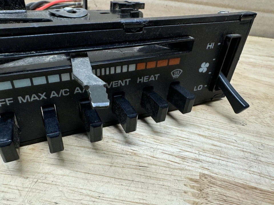 Dodge Ram D150 D250 D350 81-93 Ramcharger W150 W250 W350 control de calefacción de aire acondicionado Foto 3 de 4