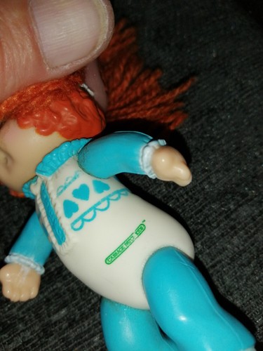 Niedlicher Vintage Kohlaufnäher Kinder beweglich Minifigur Brünette Mädchen im Pyjama - Bild 6 von 6