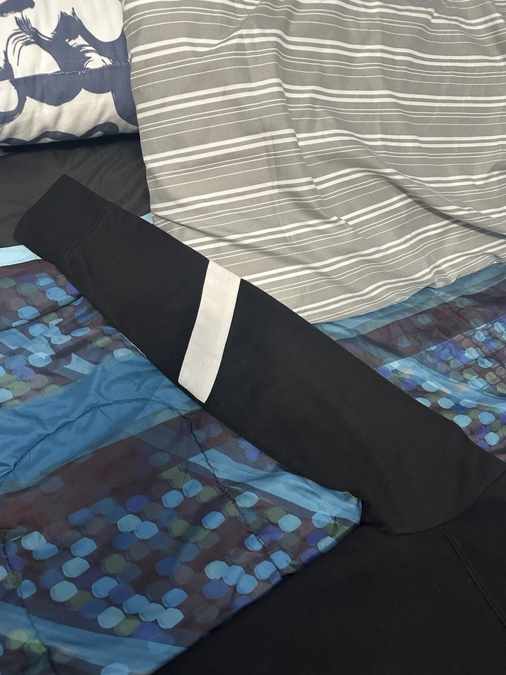 Sudadera con capucha Kenneth Cole Word negra y blanca para hombre Foto 4 de 4